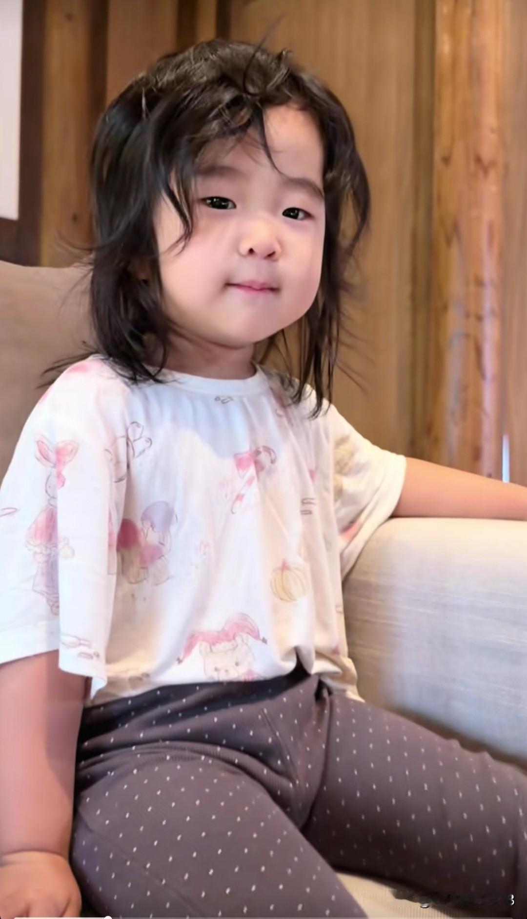 张纪中导演家的小龙珠长高了好多，像个大姑娘似的，小美女眉毛浓密，精神头十足！