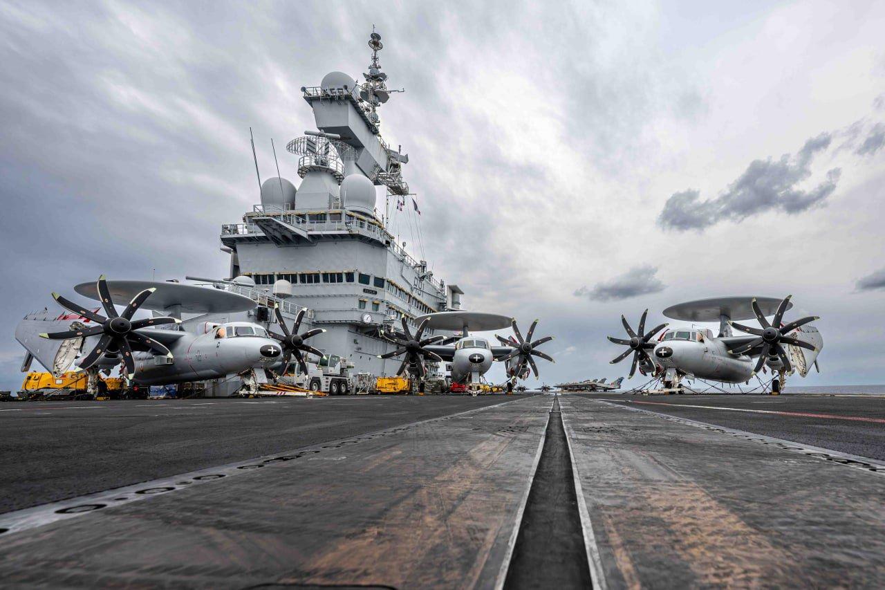 来自法国海军“戴高乐”号航空母舰，展示了舰载E-2C“鹰眼”空中预警机以及航母内