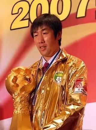 国足选帅转向本土，你信吗？还三选一四选二，纯属就是笑话。这么多年足协的笑话还少