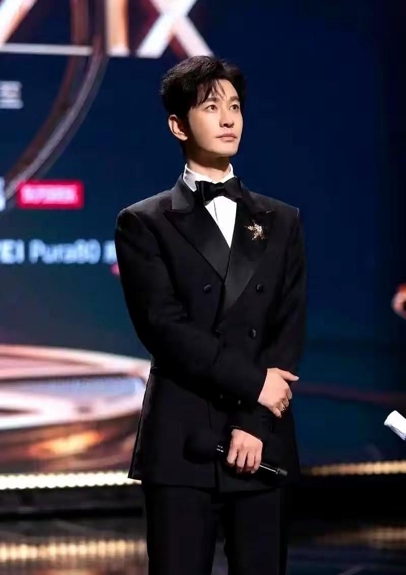 现在全网最羡慕的男人就是黄晓明了吧。不是因为他的演员身份，也不是因为他的明星