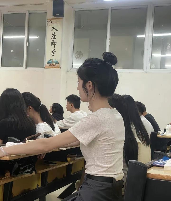 太吓人了，这是在教室！2026年5月9日，华南理工大学某学院上课期间，一名男生利