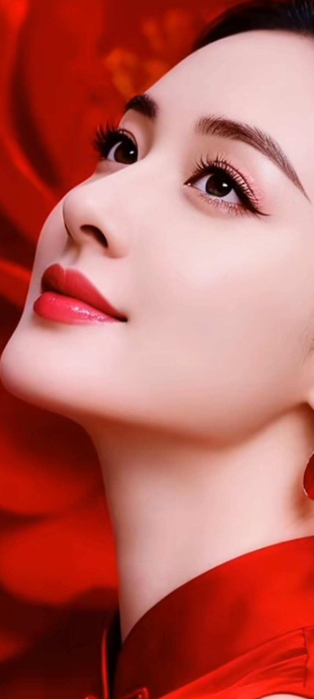 惊艳的红色背景，完美展现东方女性的优雅与魅力。