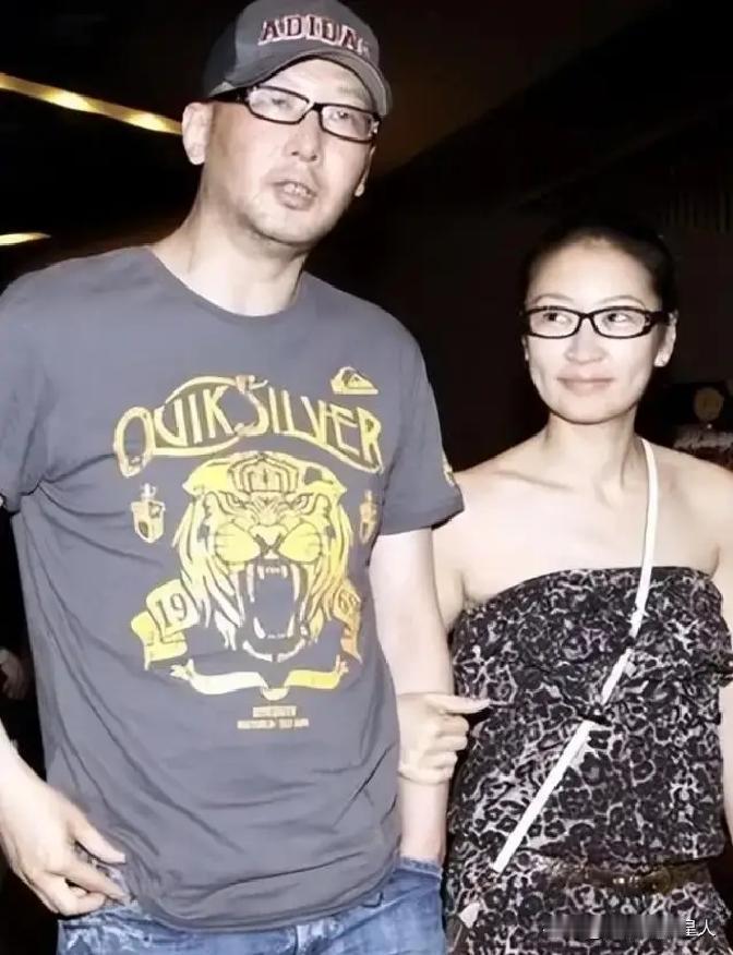 一天晚上，管虎把女儿搂在怀里，仔仔细细地看了一遍，忽然脸色凝重地对梁静说：老婆，你跟我说实话，你知道