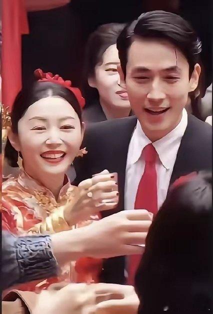 这就是张子强夫妇呢，真是也是男帅女美，朱一龙、卫诗雅也把这俩演得惟妙惟肖了。第一张画面，是张子强赚到