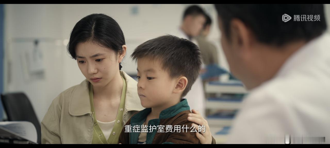 刘浩存演妈妈，怎么看都不像啊，她这张脸太年轻，太干净了，太稚气了。孩子生病了，