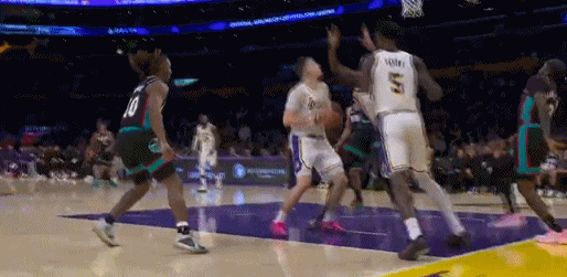 起飞喽！詹姆斯今天又扣篮喽！在今天NBA常规赛湖人对阵灰熊的第三节比赛中，詹姆