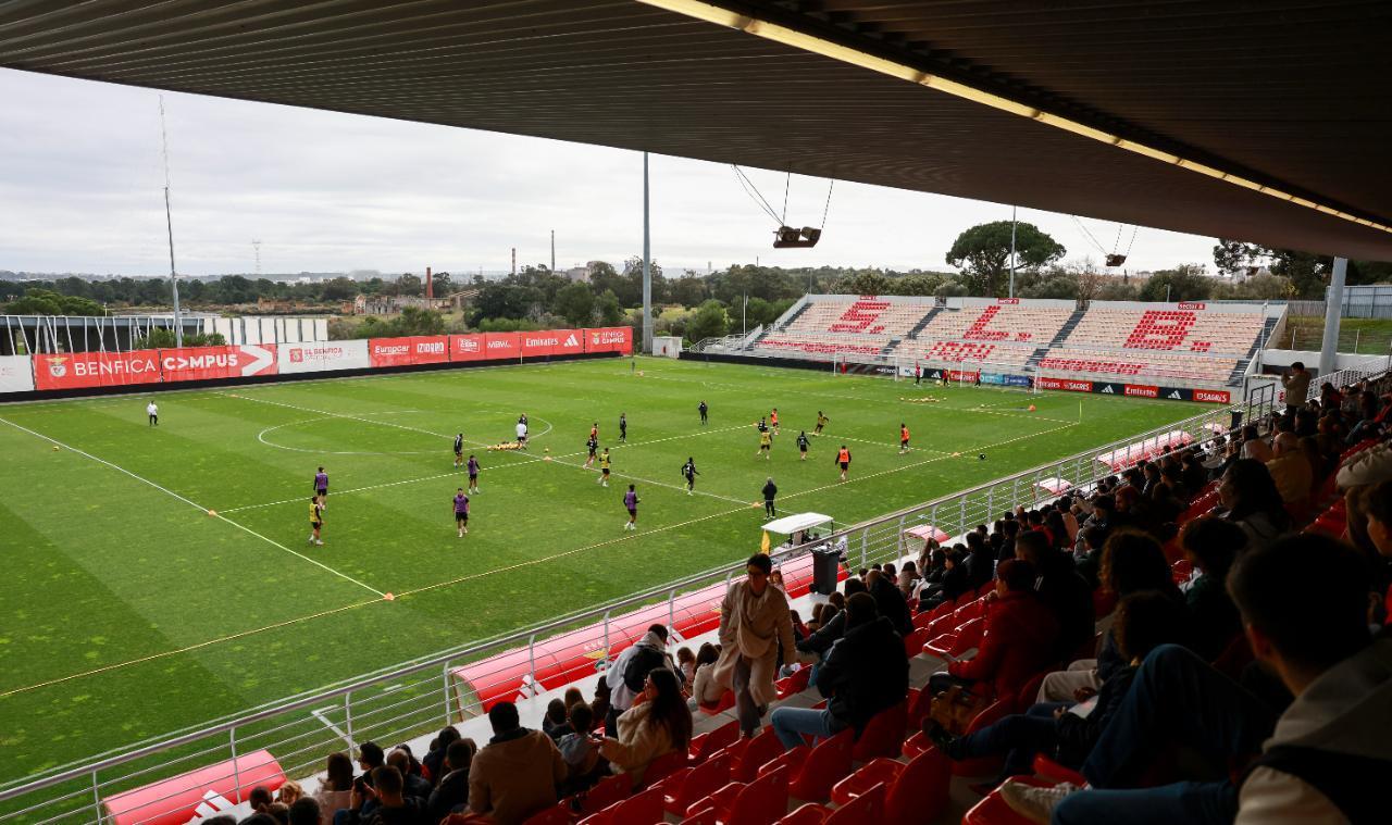 这次穆里尼奥长记性了，感到背后一寒，就果断退到训练场边，继被罗马替补中卫库姆布拉