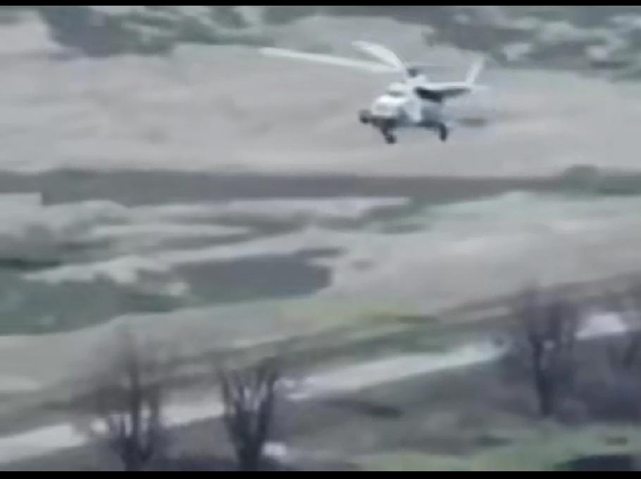 一架载有5人的俄罗斯米格——8直升机被乌克兰击落。坏消息是：飞机把人家乌克兰土