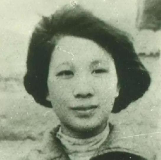 1949年的一场大屠杀中，女战士盛国玉提前倒地装死，却没想到枪声停止后，补刀的敌
