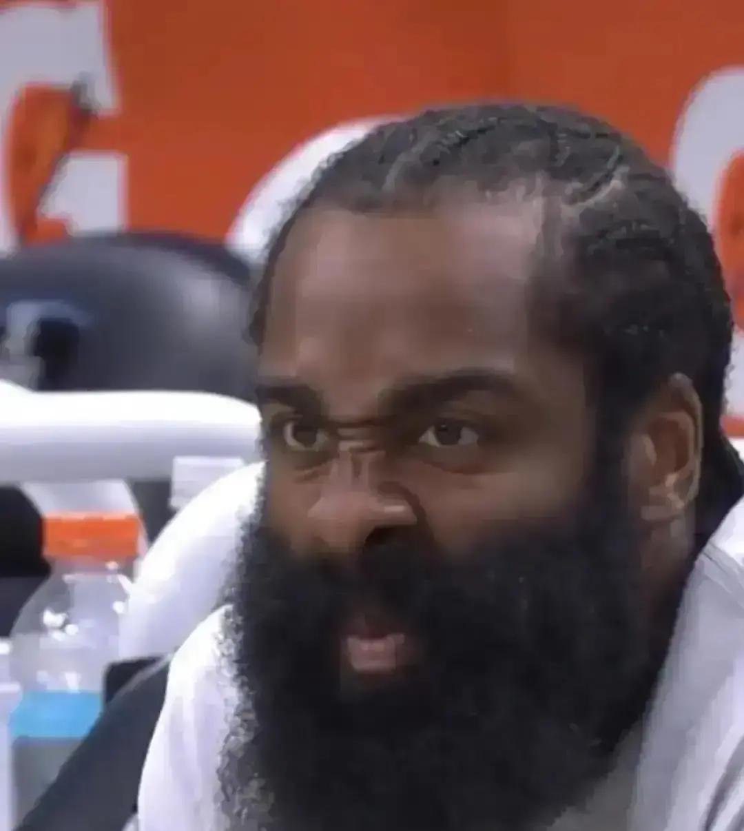 哈登最后一节像抱球不撒手的猫，24秒磨到底，对面想追分连球都摸不到。联盟数据摆那