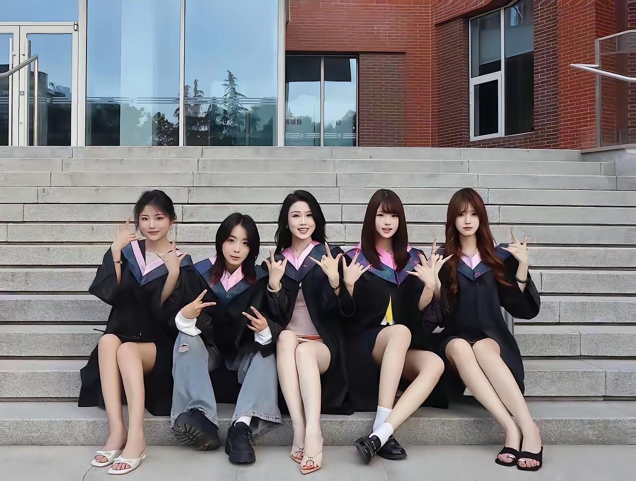 下面五个大学生只能一位给你当秘书，是你，你会选择留下几号？