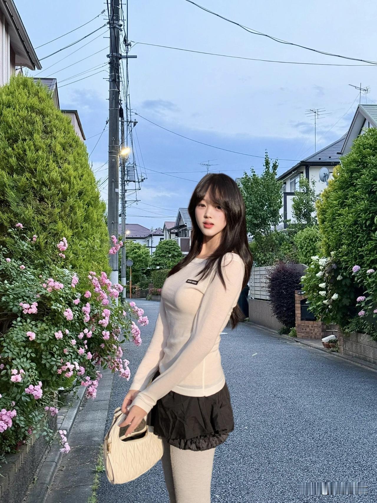 甜美少女漫步在花海中，温柔阳光洒满脸庞。