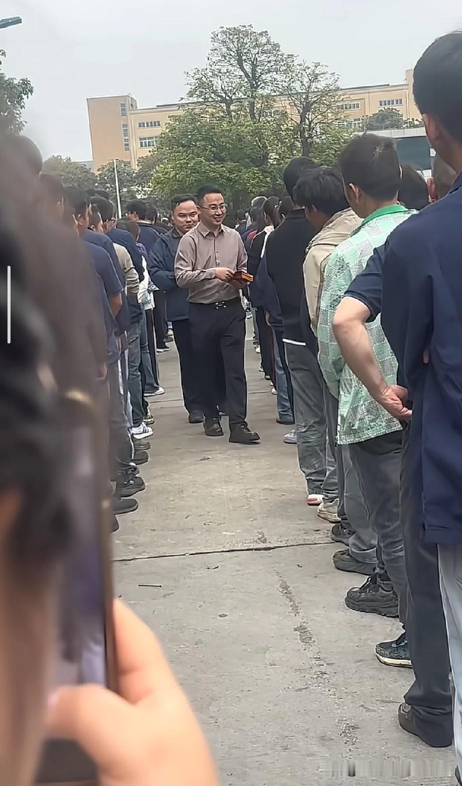 开工红包直接200块，对面厂的人都馋哭了😭今天佛山日丰开工的视频，老板亲