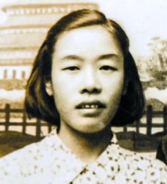1949年，盛国玉在渣滓洞大屠杀中倒地装死，几名特务进来补枪，还用枪托捅了捅她，