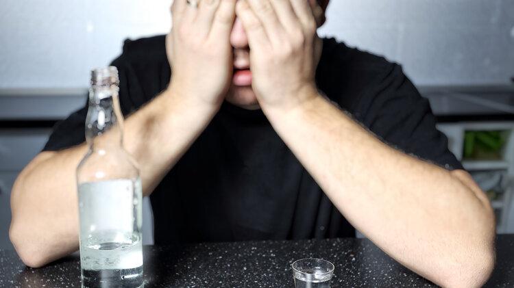 每晚喝二三两白酒，最后身体会有什么变化？别以为小酌不伤身