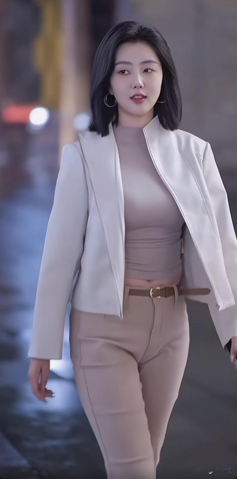 有气场的女人气质就是不一样。