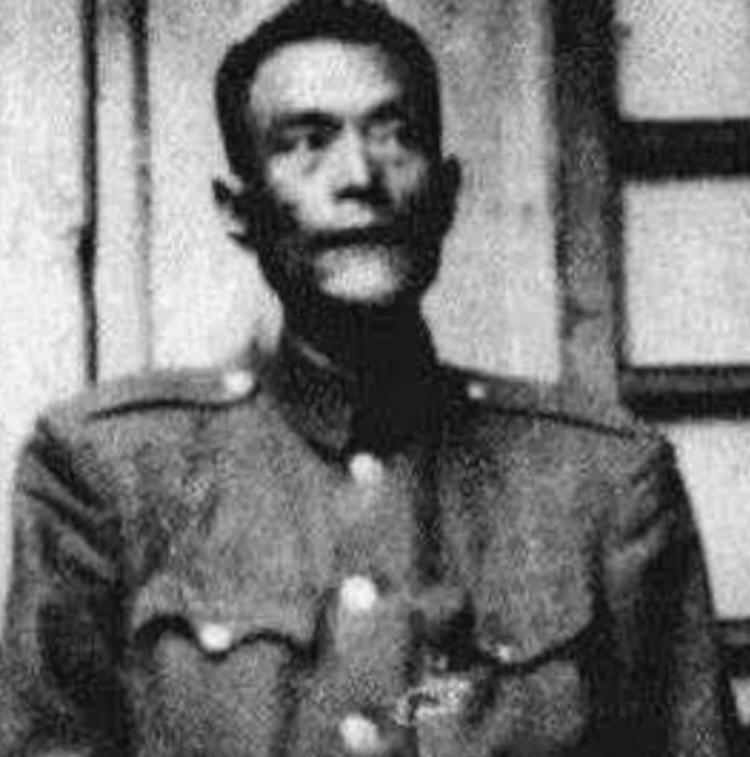 1950年的台北，一个男人刚从飞机上走下来，心里的石头总算落了地。他从南京跑