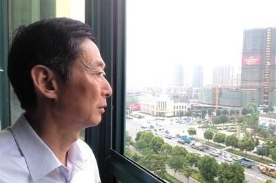1996年底，安徽蚌埠。区长助理于英生的妻子在家中遇害，脖子上有刀伤，屋里被翻乱