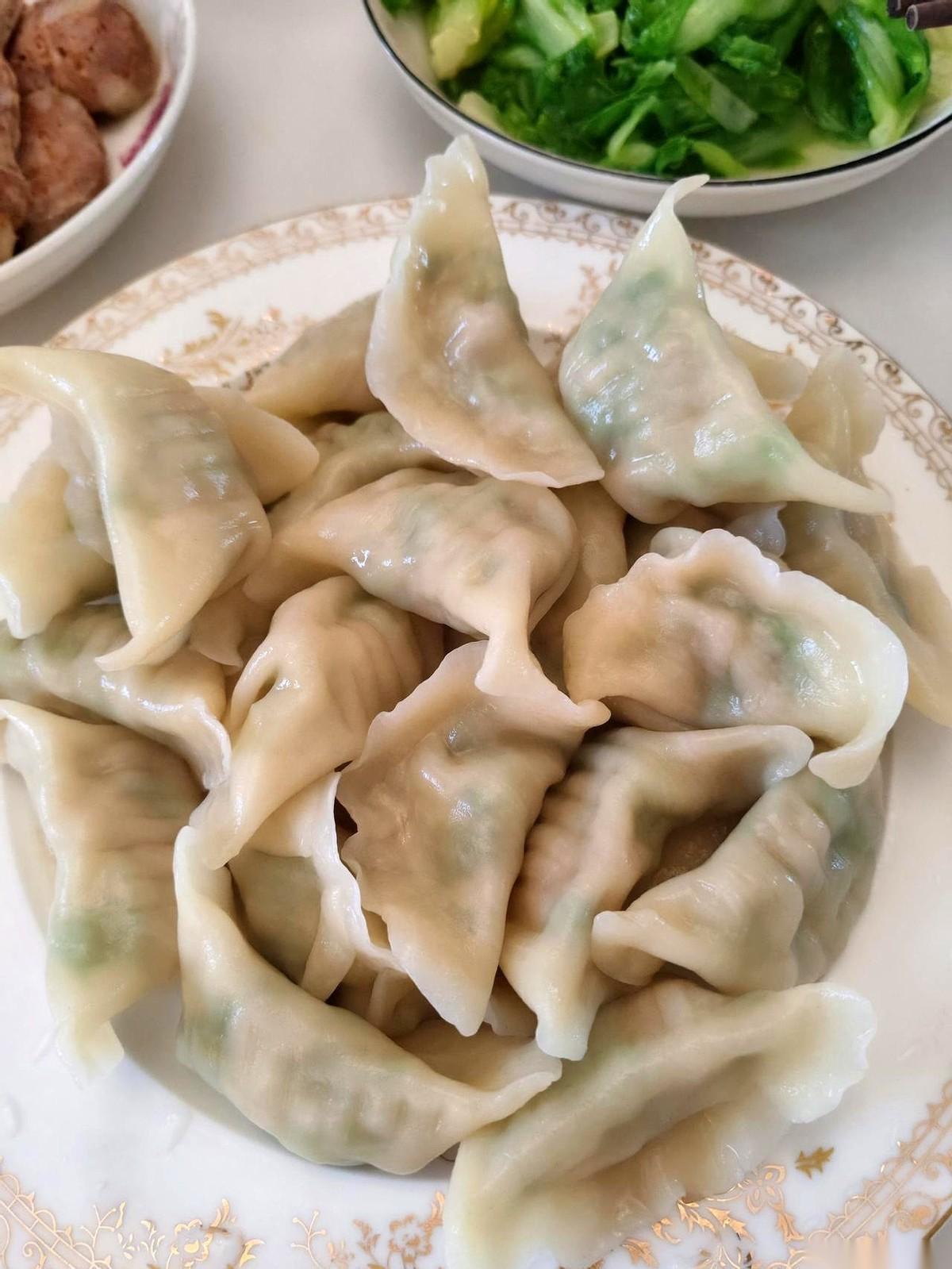 我老公轻飘飘跟我说，闺女女婿明天早上要回来吃饭。我当场就炸了。真的，不是我不