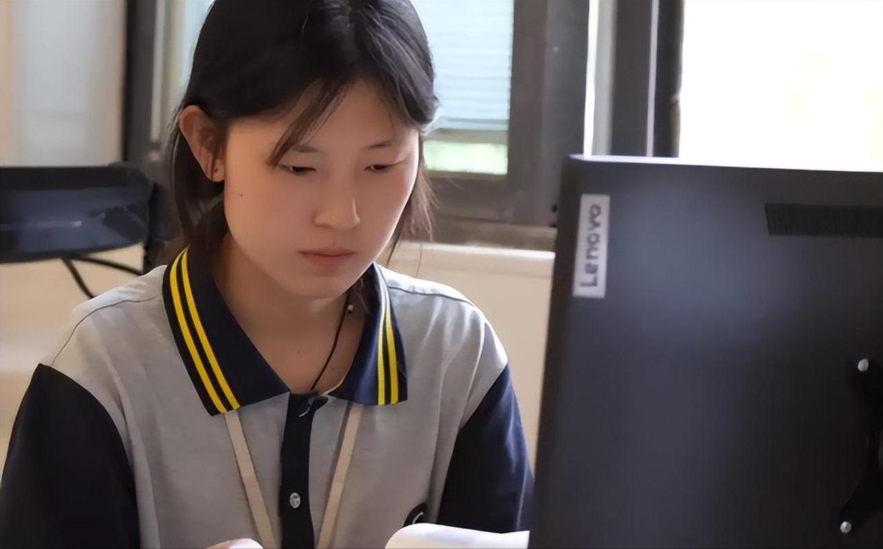 姜萍现状如何？一家不知去向，新学期未返校，疑似某服装厂打工 时间回到202
