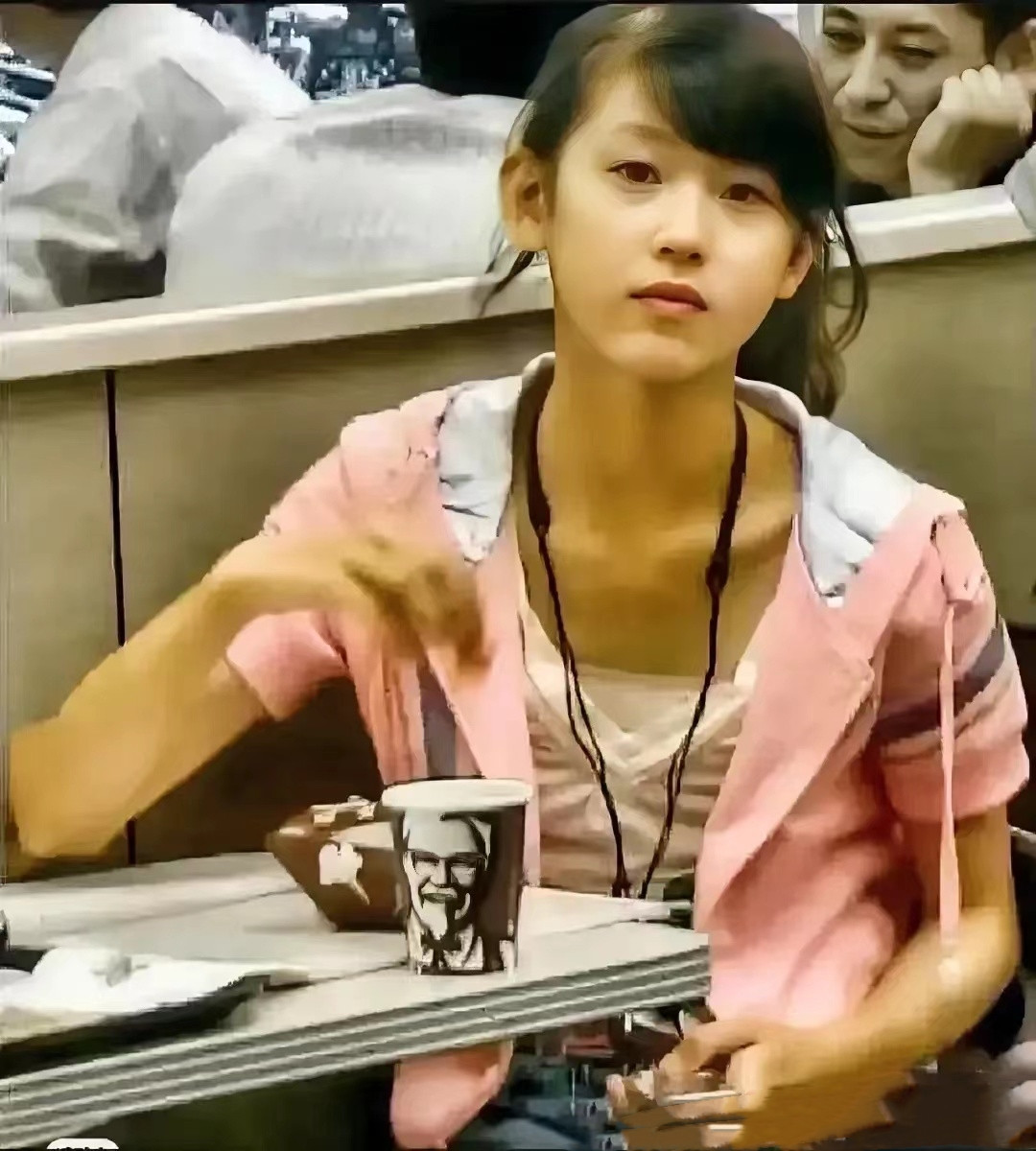 看看这个小女孩儿是谁？如今的她在豪门圈名气和郭晶晶李嘉欣不分上下了从小就是美人