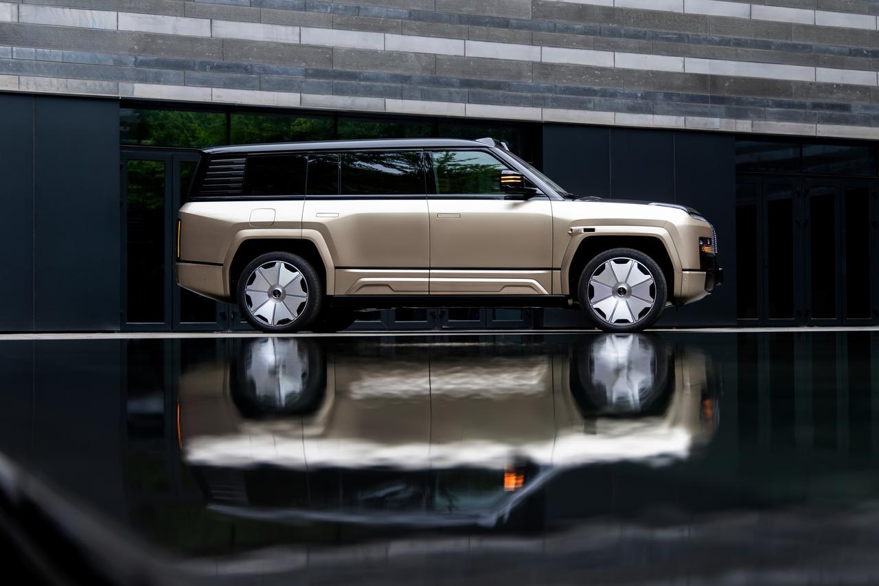 仰望U8L鼎世版，全尺寸行政豪华SUV。鼎，礼器之首，代表了气节、尊贵。车外
