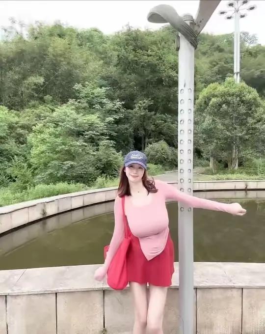沙糖桔树上竟然结出柚子。难道是人工嫁接？不可思议，难以置信，违反事物发展的基