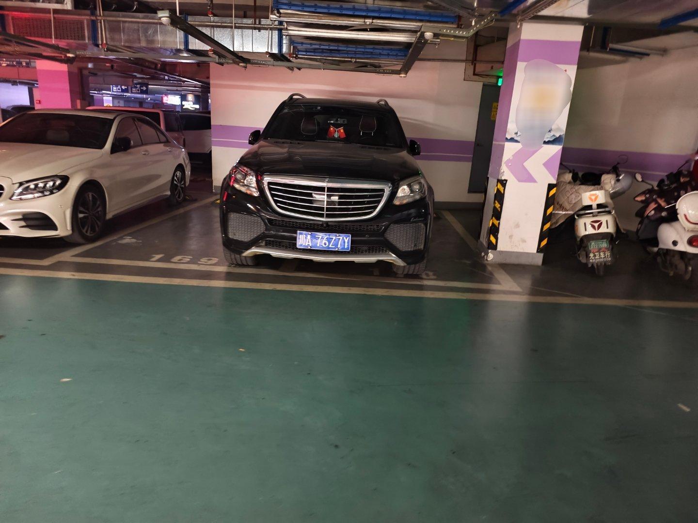 这两天怎么老是遇到停车紧张的地方，占双车位的