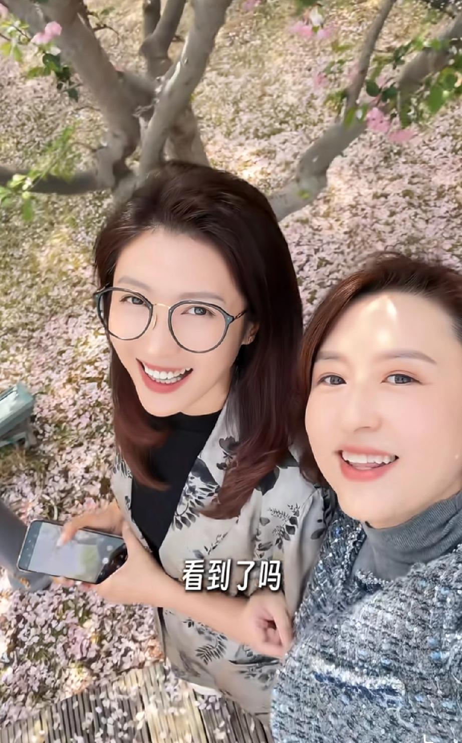 央视两大美女张蕾和春妮原来私下关系这么好，两人一起在公园里约会赏花，看着看着，职