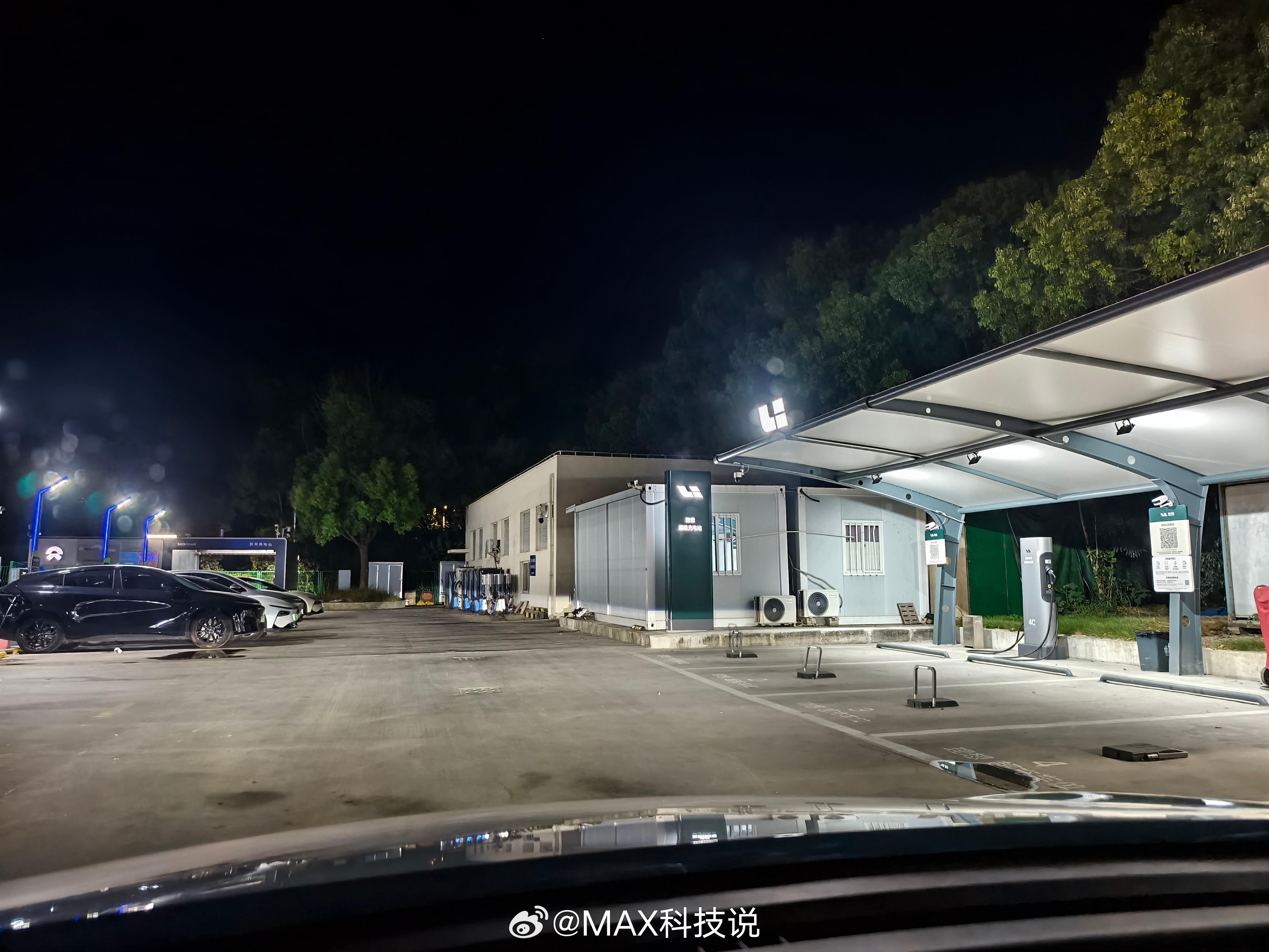 价格比旁边的小鹏和特来电都便宜，小鹏直接满了，但是为啥理想的没人用，还是很多人以