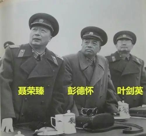 彭德怀从朝鲜回国，主持军委的日常工作后，聂荣臻是代总参谋长，他很尊重彭德怀，经常