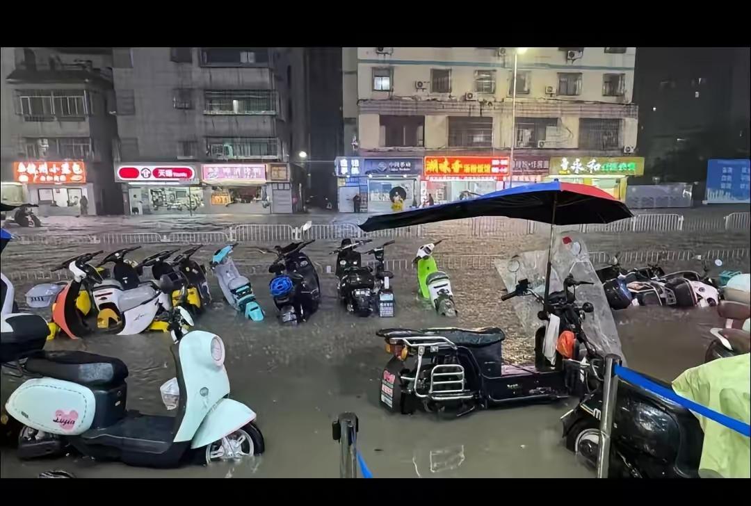 同样是暴雨，深圳停课这件事，打了多少人的耳光！​同样是暴雨，某些地方是“等家