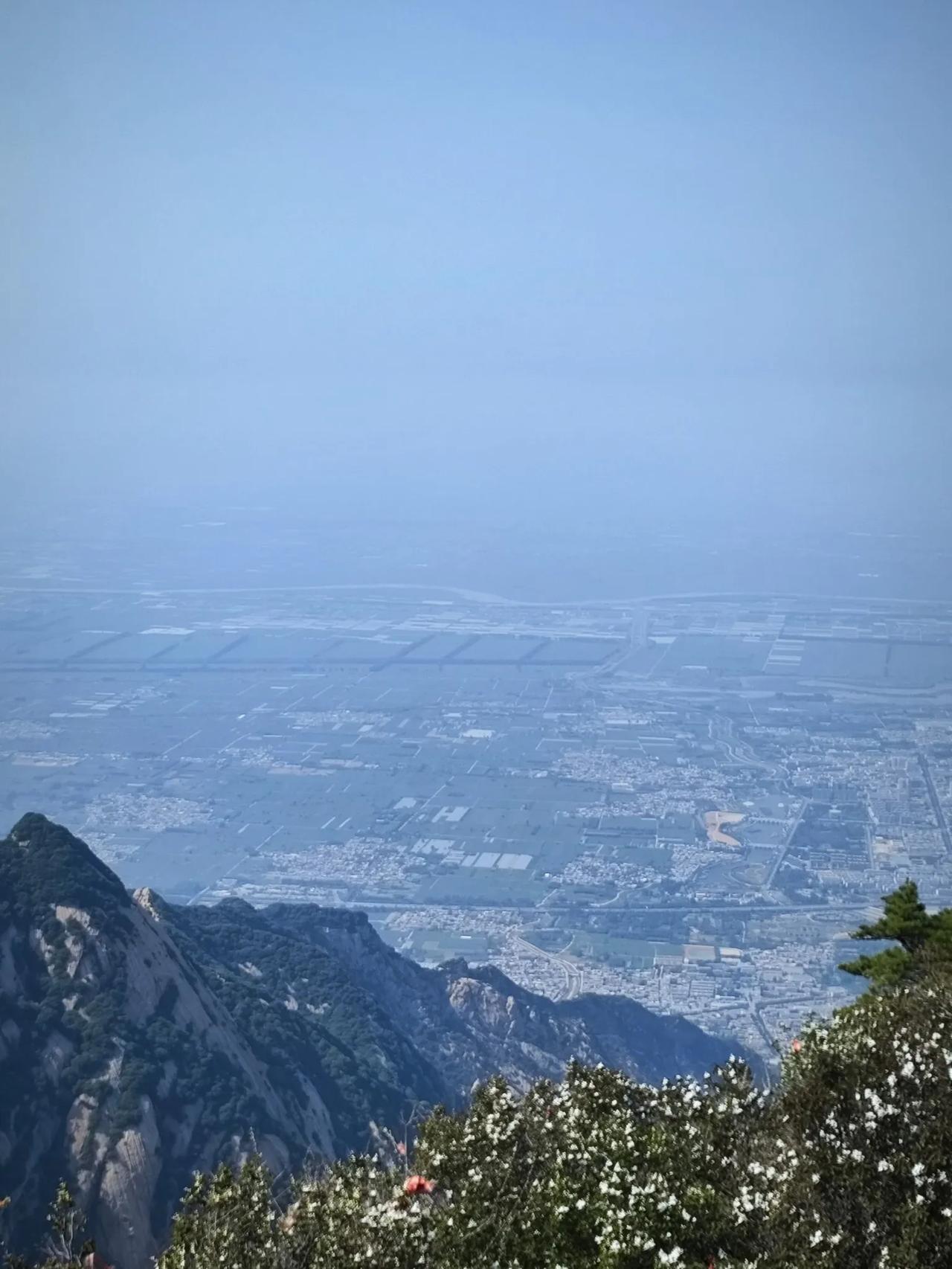 华山华山，天下第三。庐山排第一。因为有绝美风景三叠泉和人文景观。黄山排第二，