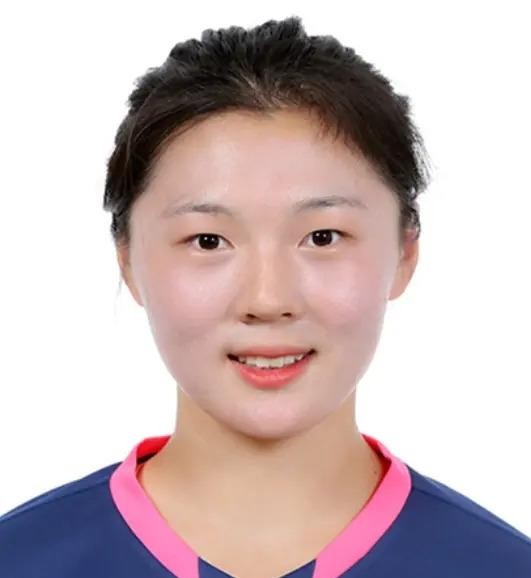 中国女足跟越南那场加时赛，出了个挺离谱的事。孙方欣把张睿换下来，教练组压根没跟第四官员递申请，人就直