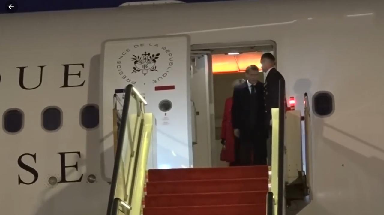 12月3日马克龙站在机舱门口做出请的姿势，让妻子先出机舱门，也太绅士了吧！估计法