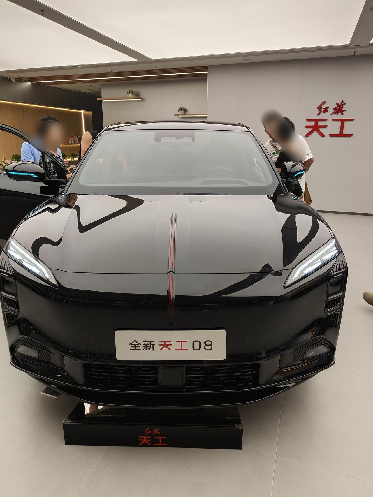 去红旗的门店转了转，人流还不错，大概10分钟吧，有三波客户，都是来看红旗天工08