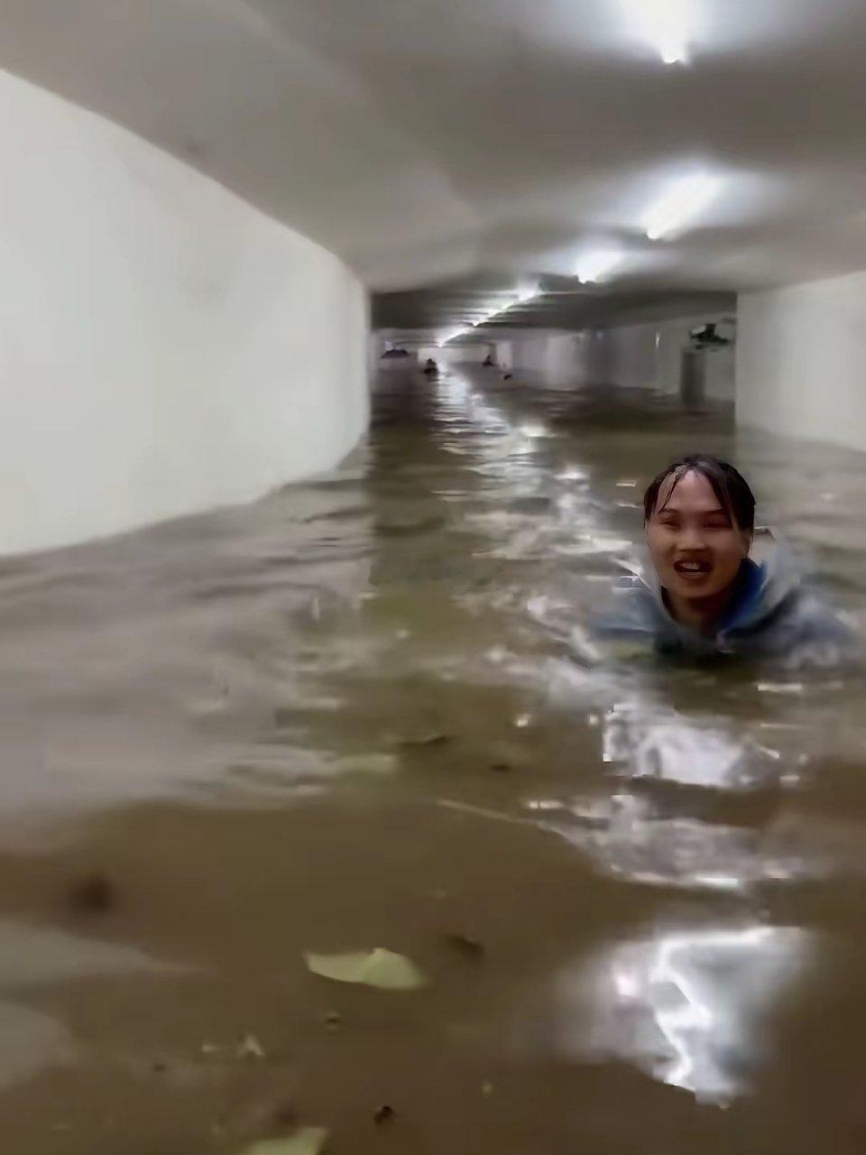 短短几分钟，过桥隧道就淹了里面的行人都还来不及出来可见昨天广州的暴雨有多么恐怖…