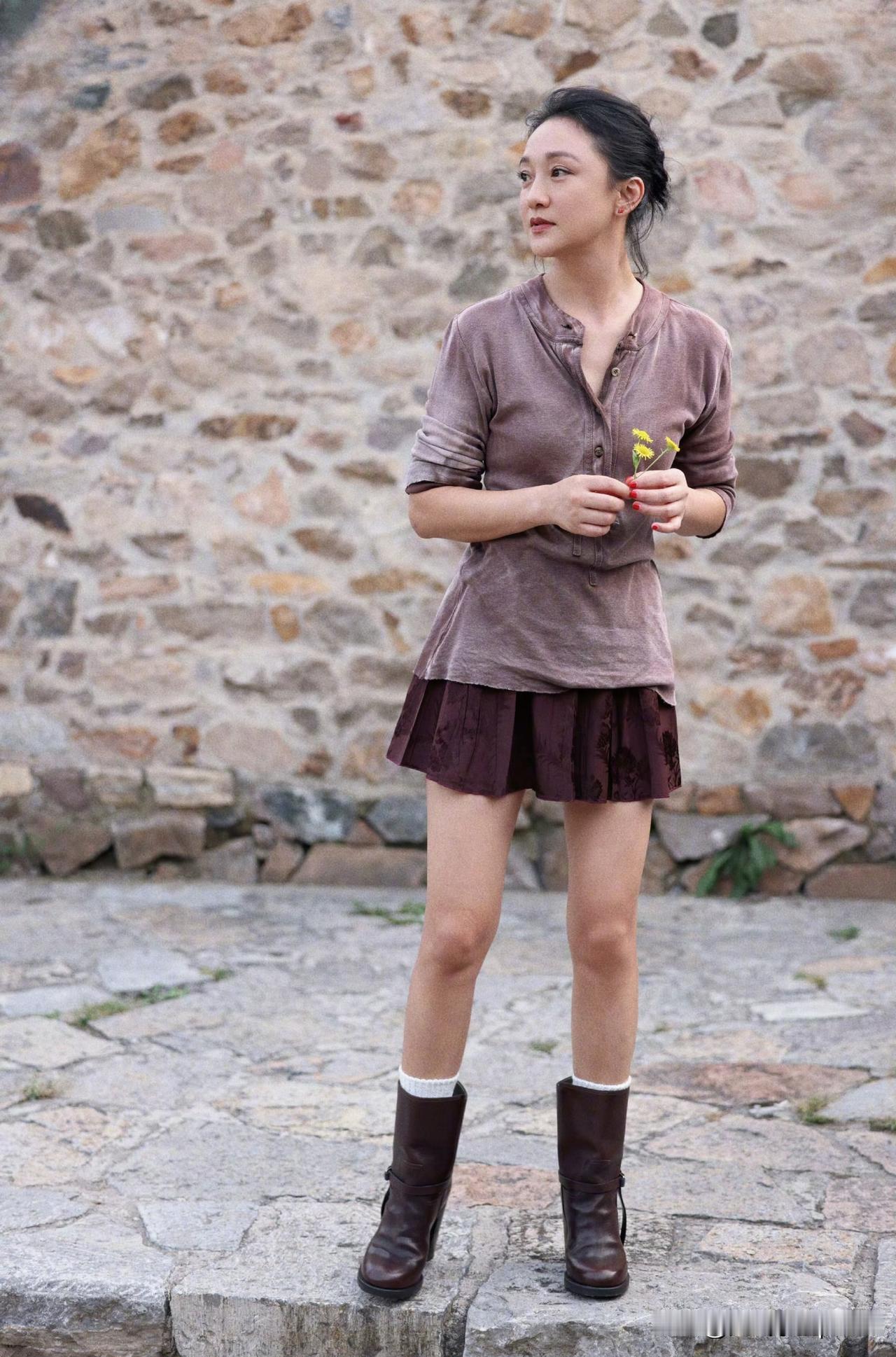 周迅就算年纪上来了还是很有灵气的！她就这样简单穿着紫色系，还有同色系靴子，真的