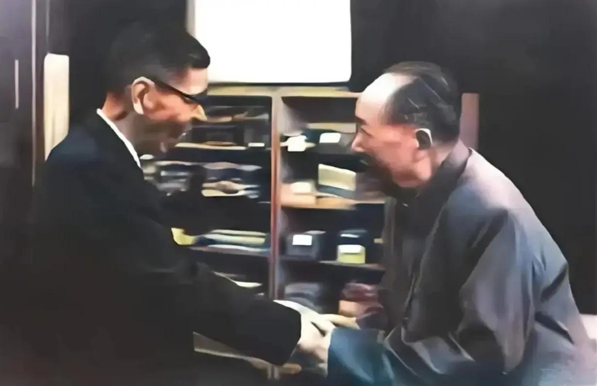毛主席和李振翩合影时，看他恭敬的姿势，就知道此人也是大有来头。毛主席与李振翩