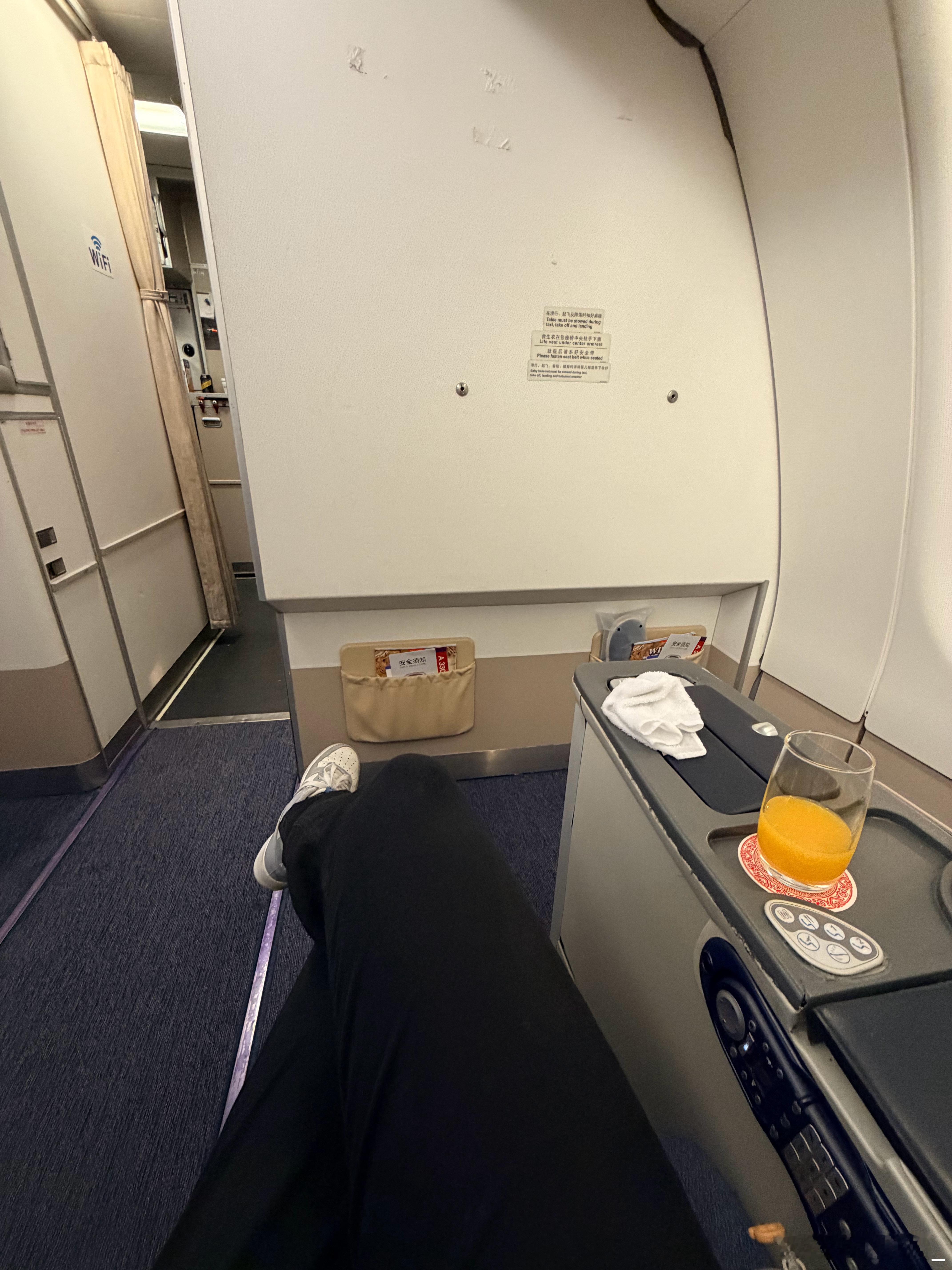 车展牛马一天……回上海飞机升了唯一一个公务舱跟工具人客气一下说他腿长让他坐，他真