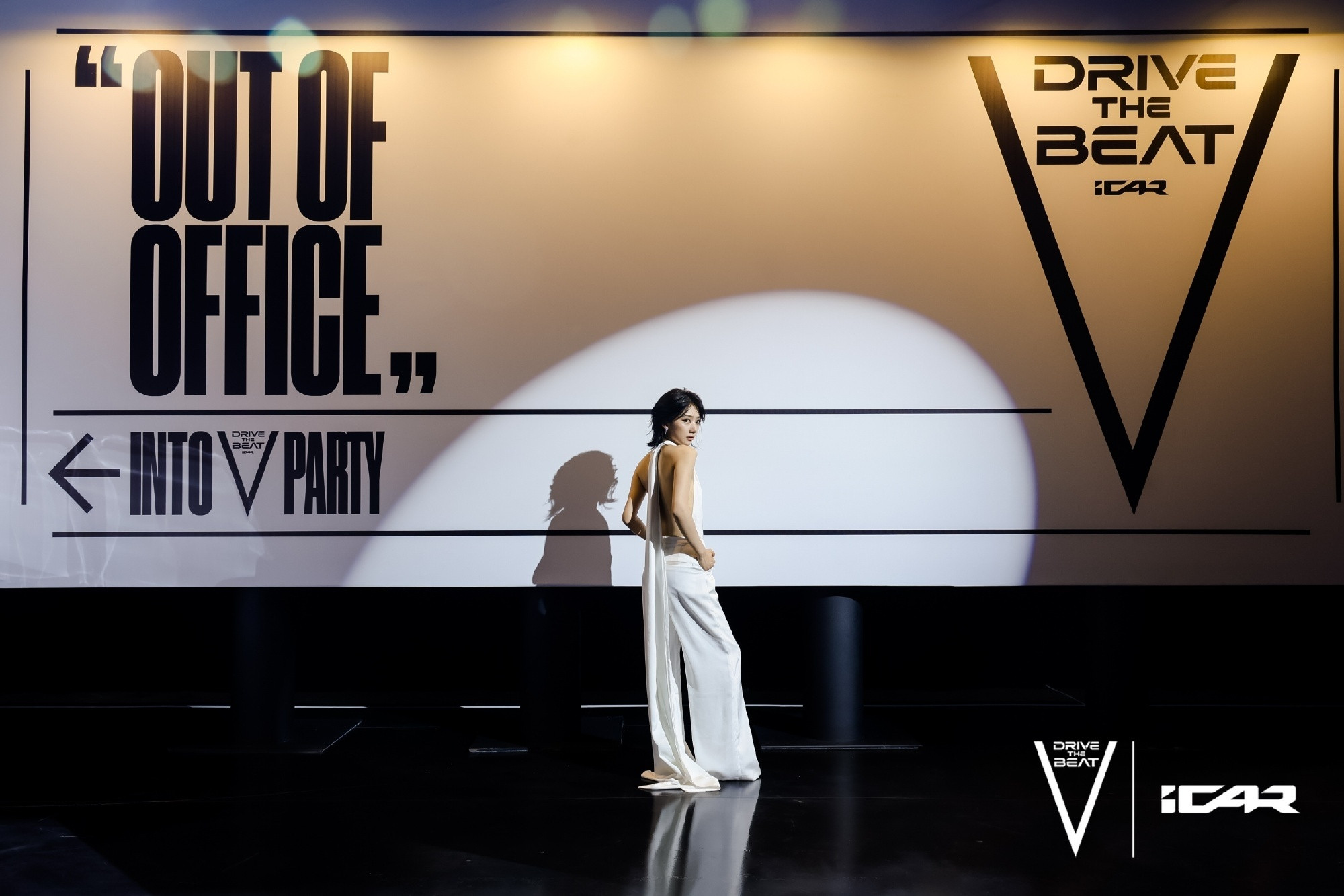 王影璐生图也太顶了现场原相机直出生图📸无滤镜镜头下骨相线条舒展利落，一身白色垂