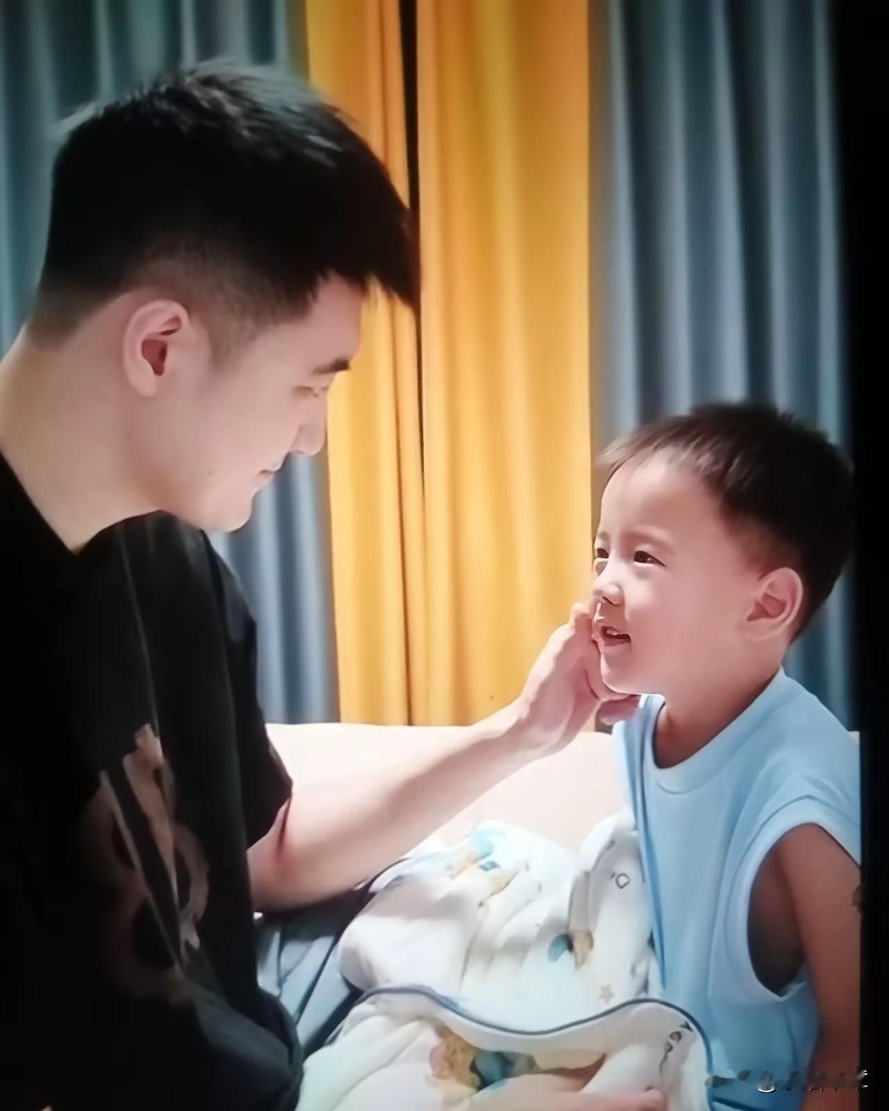 空荡荡的房间，无处安放的思念母亲走后的第七天，家里冷清清的，儿子问爸爸，为什