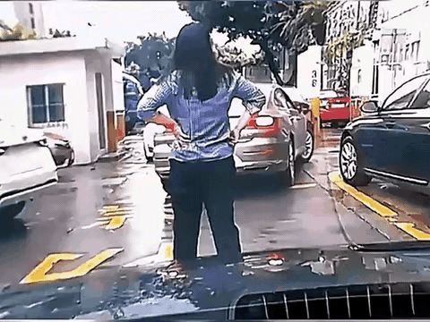 开始看着还挺生气，马上笑出了声？这个可能就叫现实报，有些人想插队，总是用