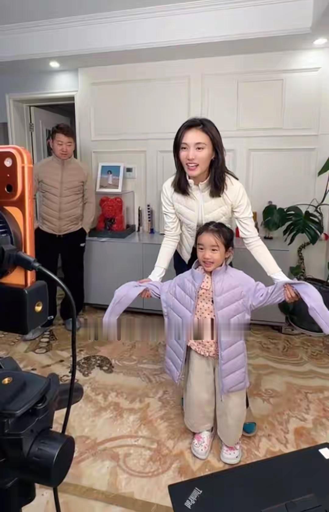 李亚鹏小女儿个头真高，才4岁身高120，海哈金喜拉女儿当模特！​​​