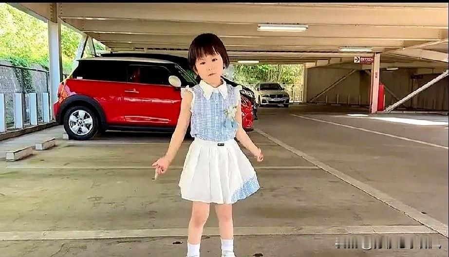 日语进步神速的小喜娜，现在在幼儿园可是“团宠”担当～小朋友们围着喊“喜娜酱”的场