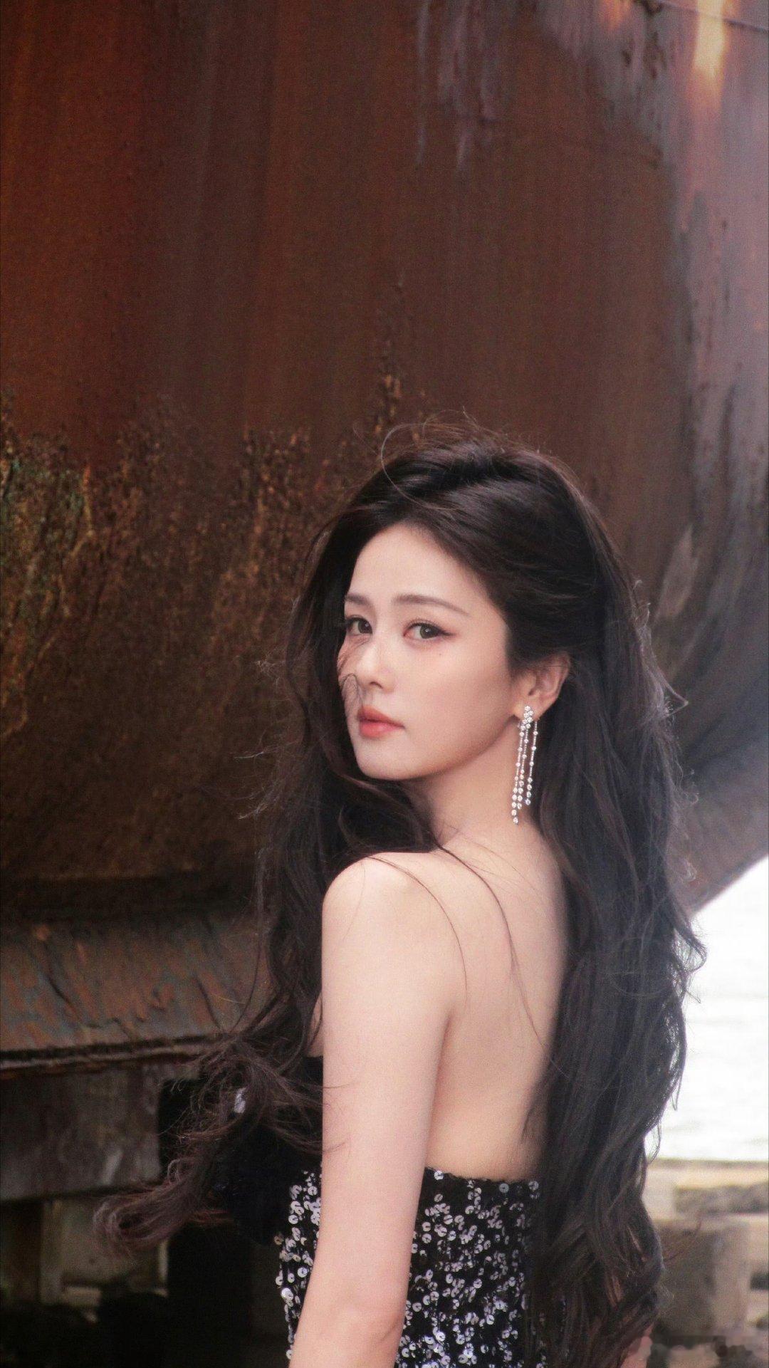 白鹿高开叉高定白鹿星光大赏解锁高开叉高定，完美演绎了，好细好长好白的腿！202