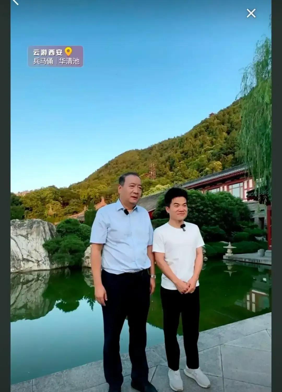 董宇辉跨年夜直播，台下坐着个穿蓝冲锋衣的大叔，哭得稀里哗啦。这不就是三年前“小