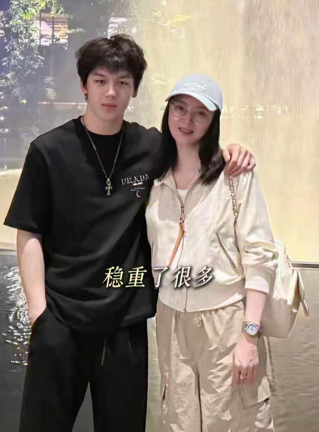 12月11日，王艳晒出19岁儿子球球近照，如今的他已长成高出妈妈半个头的阳光型男