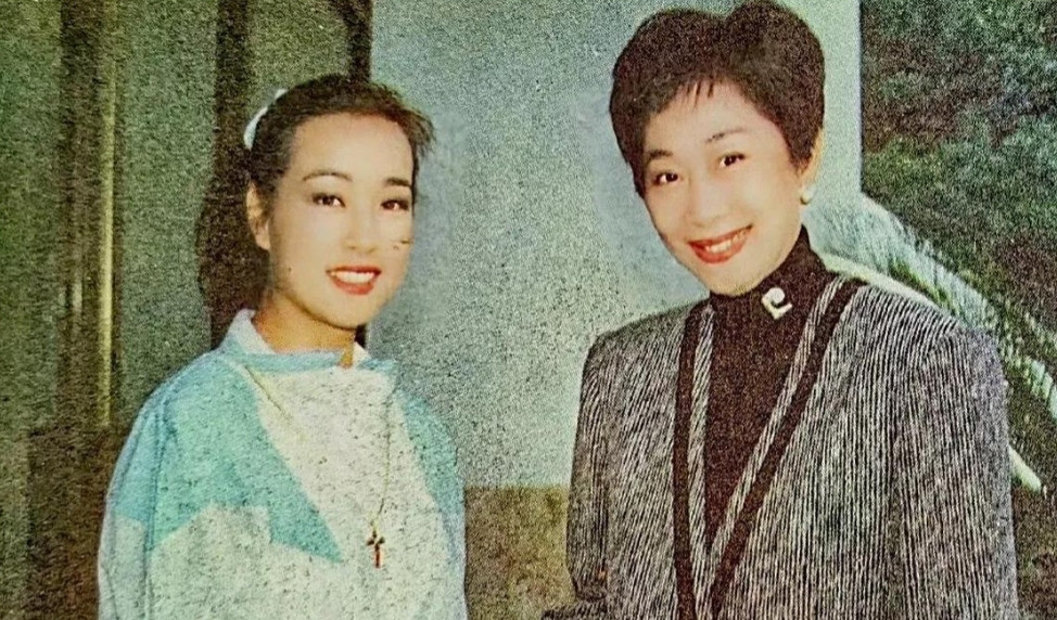 1991年那张泛黄的合影里，刘晓庆裹着厚实的深色棉服，扎着元气高马尾，站在穿貂皮