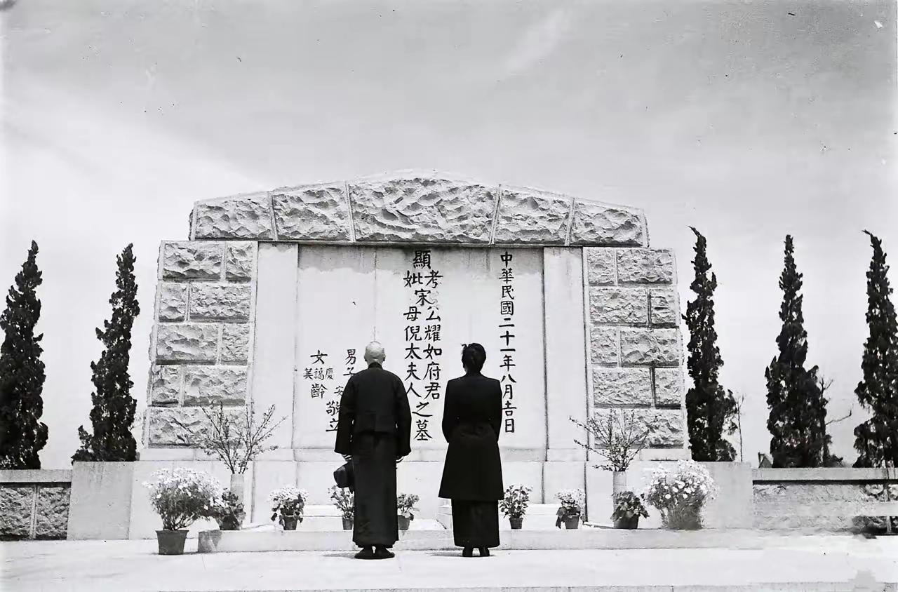 这墓碑上，是谭延闿的题字，谭延闿还曾为孙中山陵题字。大家认真点一想，奥，